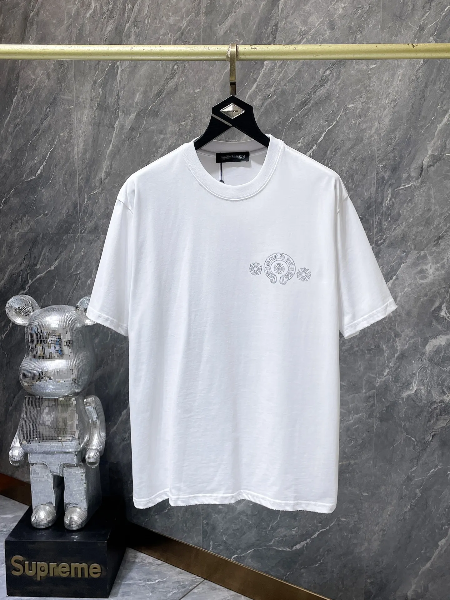 P166 New Chrome Hearts 25ss for summer. High-weight, environmentally friendly and high-quality top-grade fabric. 260g~270g. Heavy-duty hot-drilled horseshoes and Sanskrit letters cross short sleeves. Counter synchronization. 1:1 replica version. Recommended colors: black, white, gray. Size: S, M, L, XL.